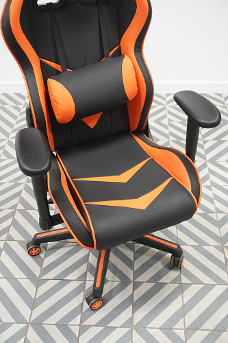 Компьютерное кресло Racer черное / оранжевое из шоурума 1