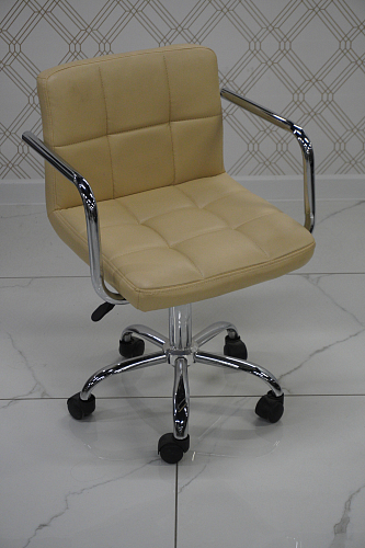 Компьютерный стул Arm бежевый из шоурума 2