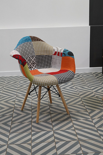 Кресло Multicolor fabric / wood из шоурума 2